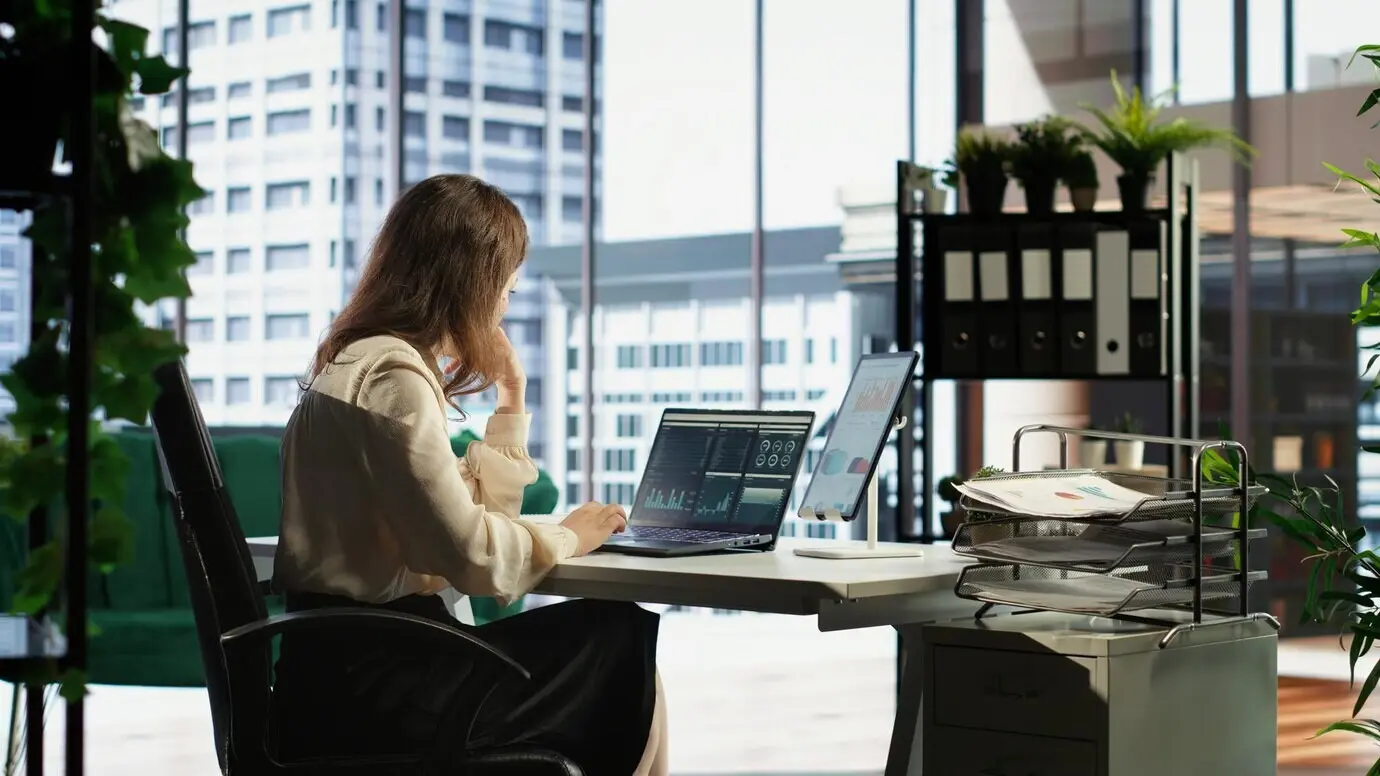 Eine Frau in einer einflussreichen Führungsposition beaufsichtigt die Budgetanalyse für Investitionen.