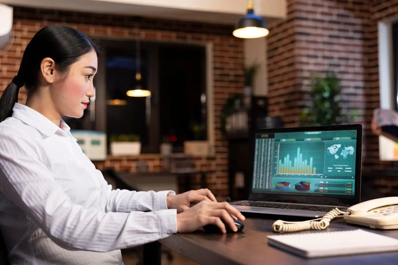 Manager überprüft Unternehmensdaten auf einem Laptop.
