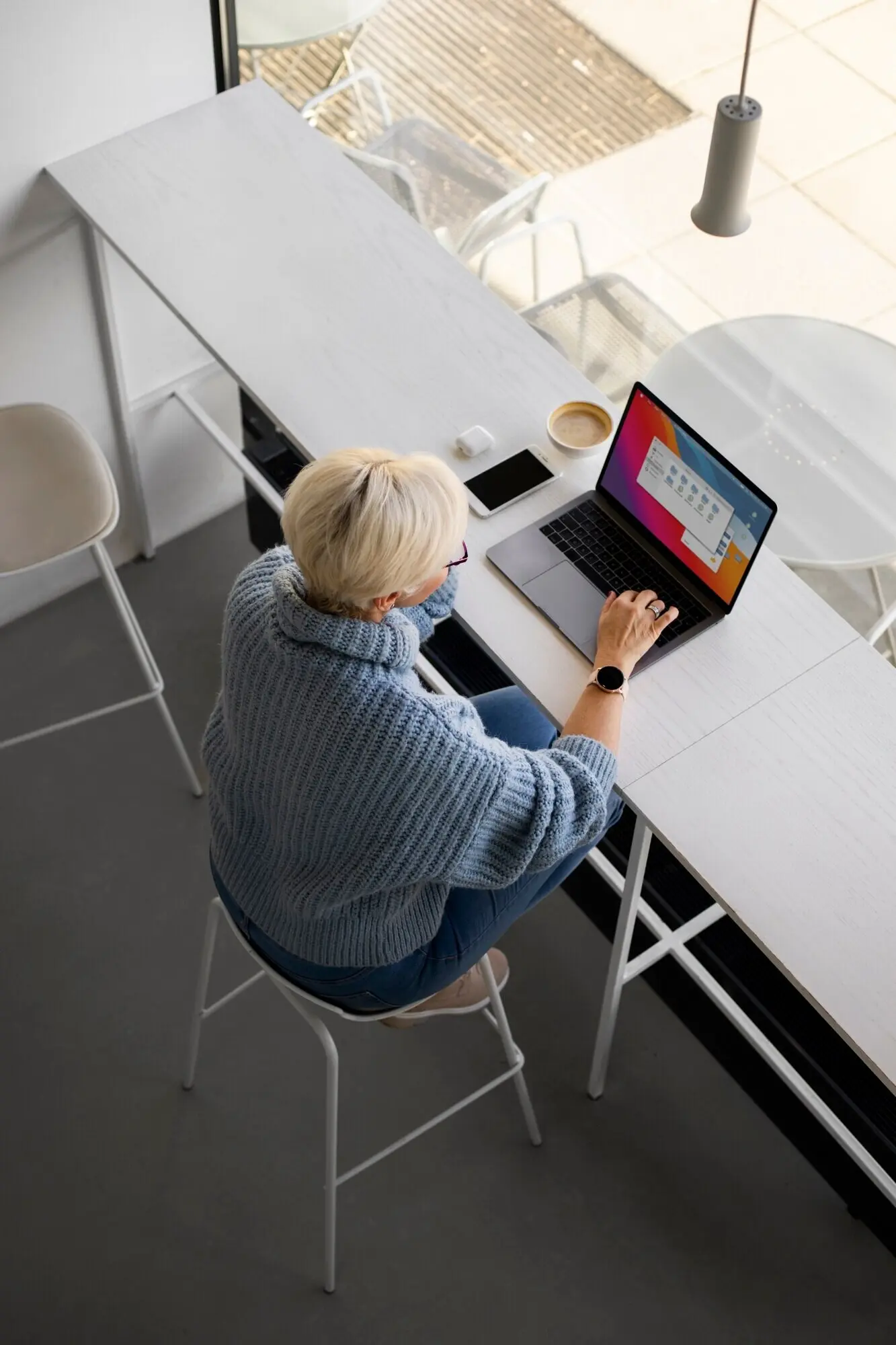 Ältere Person lernt den Umgang mit Technologie.